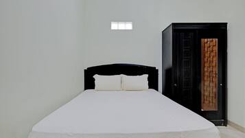 Deluxe Double Room | Desk, laptop workspace, bed sheets