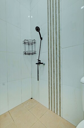 Standard-Doppelzimmer | Badezimmer | Dusche, Regendusche, Handtücher