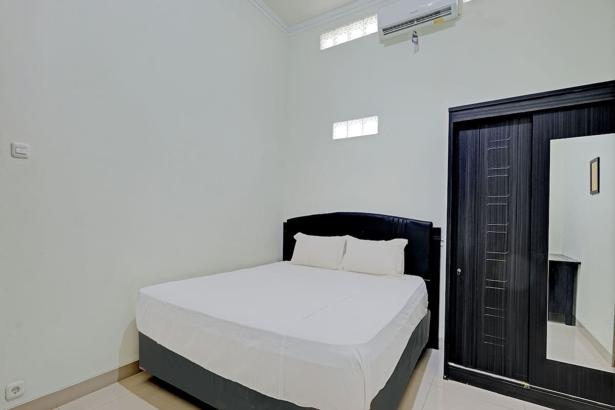 Kamar Double Deluks | Meja kerja, ruang kerja ramah laptop, dan seprai linen