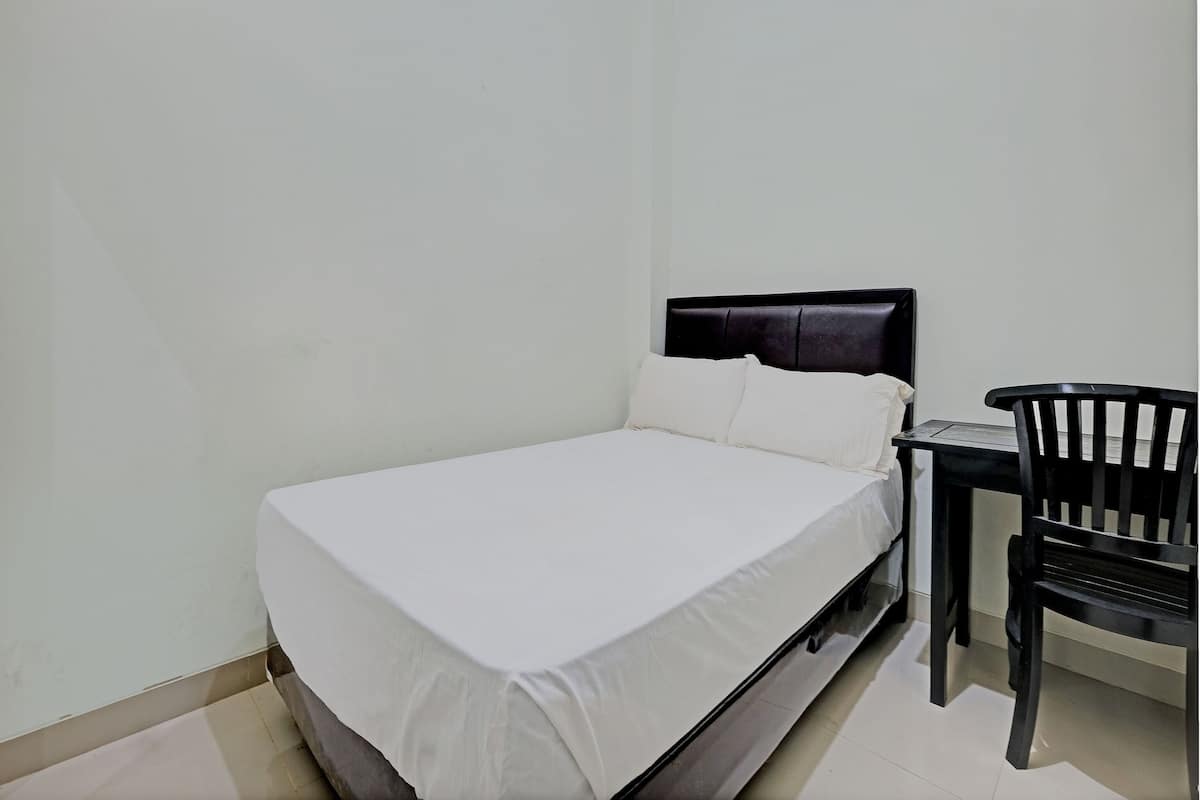 Kamar Double Standar | Meja kerja, ruang kerja ramah laptop, dan seprai linen