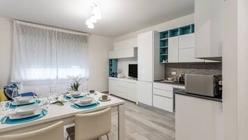 Réfrigérateur, micro-ondes, four, lave-vaisselle