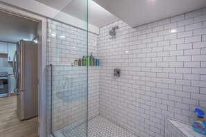 Douche, serviettes fournies