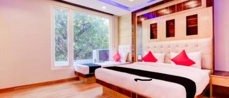 Habitación triple clásica | Ropa de cama hipoalergénica, camas Select Comfort y muebles diferentes