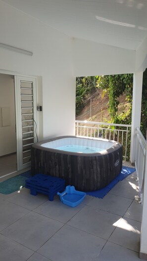 مغطس سبا خارجي