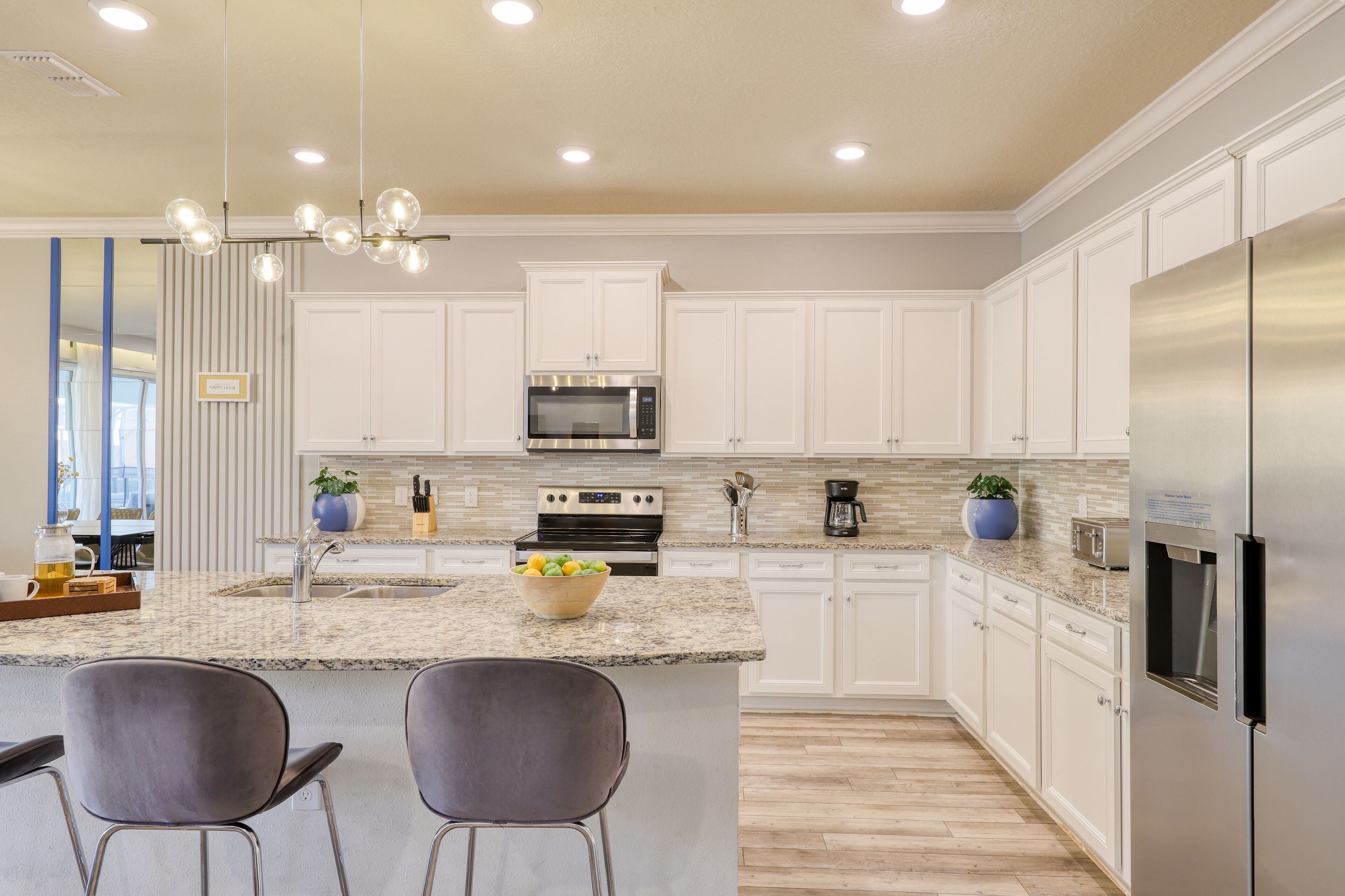 Réfrigérateur, micro-ondes, four, plaque de cuisson