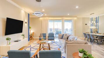 TV connectée, cheminée, jeux vidéo, baby-foot