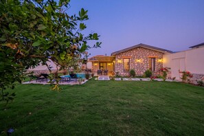 A stone house with a pool, outdoor seating, and a well-maintained lawn. - Villa İris Fethiye, With 2 badrooms (Fethiye)