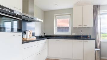Fridge, microwave, stovetop, dishwasher