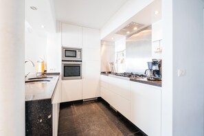 Frigorifero, microonde, forno, piano cottura