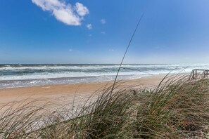 Plage, serviettes de plage, surf, navigation en bateau à moteur