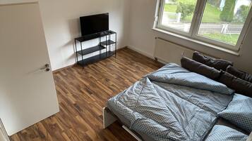 2 Schlafzimmer, Reisekinderbett, WLAN, BettwÀsche