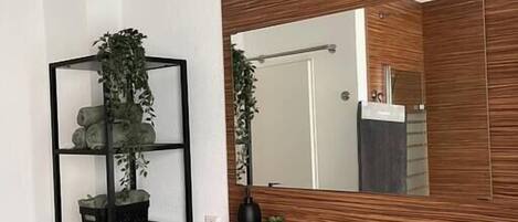 Een haardroger, handdoeken