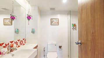 Shower, hair dryer, bidet, towels