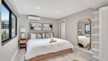 3 habitaciones, escritorio y tabla de planchar con plancha