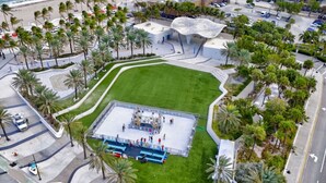 An aerial view of a plaza with a central stage, surrounded by palm trees and a parking area. - Lux Villa - 3br/2ba off Las Olas (Fort Lauderdale)