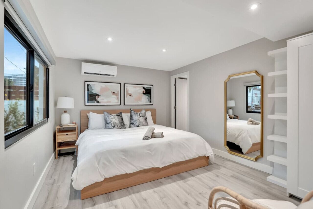 3 bedrooms, desk, iron/ironing board, travel crib