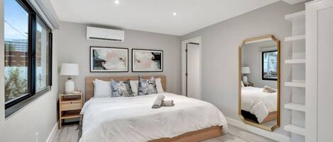 3 slaapkamers, een bureau, een strijkplank/strijkijzer, reisbedje