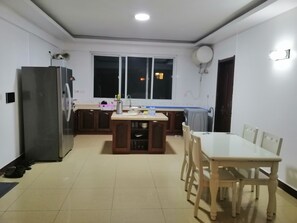 Full-sized fridge, stovetop, dishwasher, cookware/dishes/utensils - Mariana Home (Dar es Salaam)