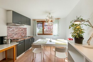 Geladeira, micro-ondas, cooktop, cafeteira/chaleira