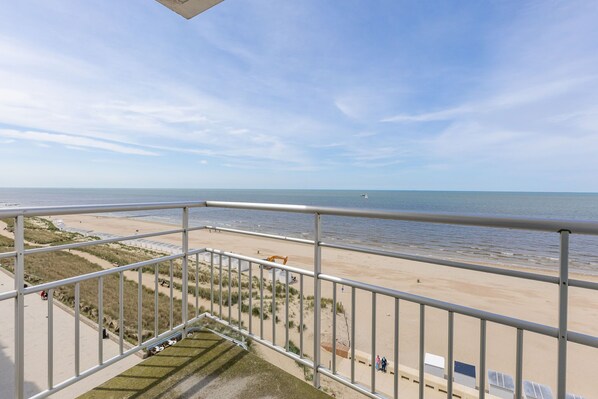 Property grounds - Bright apartment with frontal sea view (Westende)