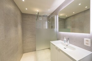 Shower, hair dryer - Bright apartment with frontal sea view (Westende)