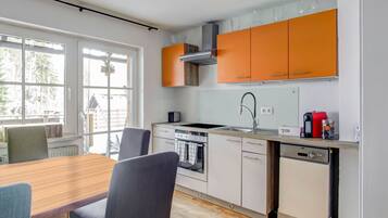 Kühlschrank, Mikrowelle, Herdplatte, Geschirrspüler