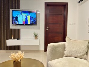 Apartamento estándar | Zona de estar | Smart TV de 42 pulgadas con canales por cable
