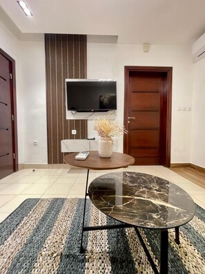 Apartament estàndard | Sala d'estar | Televisor intel·ligent de 42 polzades amb canals per cable 
