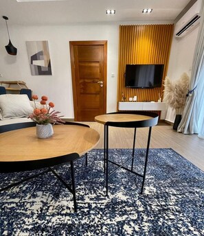 Standard Apartment | Egyptian cotton sheets, premium bedding, individually furnished, desk