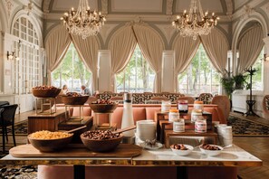 Tägliches Frühstücksbuffet gegen Gebühr