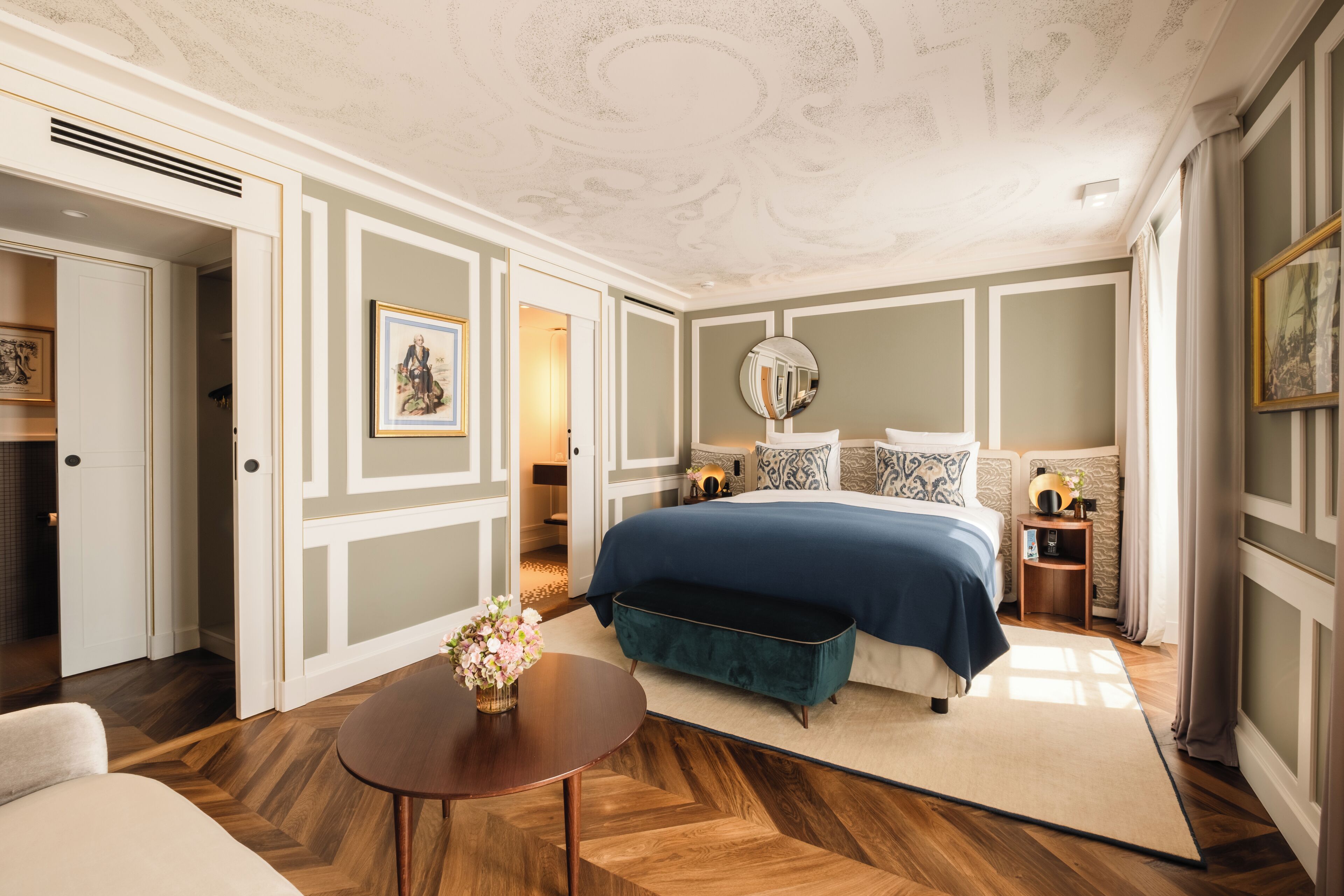 套房 | 高档床上用品、客房内保险箱、办公桌、笔记本电脑工作区