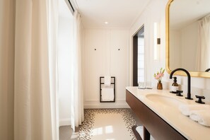 Deluxe-Zimmer | Badezimmer | Designer-Toilettenartikel, Haartrockner, Bademäntel, Hausschuhe