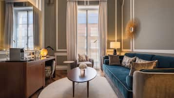 Junior Suite | Living area | 90-cm flat-screen TV with digital channels, offices