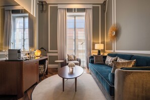 Junior-svíta | Stofa | 90-cm flatskjársjónvarp með stafrænum rásum, skrifstofa.