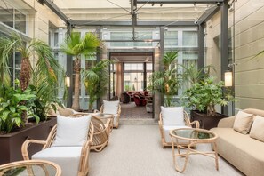 Lobby sitting area - Hôtel Les Lumières - Relais & Châteaux  (Versailles)