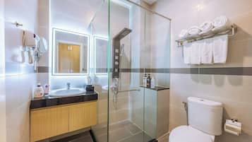 Quarto grand | Banheiro | Chuveiro, produtos de toalete grátis, secador de cabelo