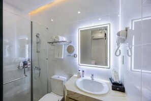 Kahden hengen standard-huone | Kylpyhuone | Suihku, ilmaiset hygieniatuotteet, hiustenkuivaaja, kylpytakit