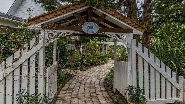 A wooden archway with a sign reading "Horse Shoe Manor B&B". - Horse Shoe Manor. 马蹄庄园 Bay of islands. Paihia (parakara)