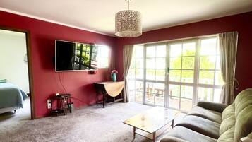 Smart TV, fireplace