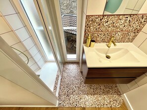 Dusche, Haartrockner, Handtücher, Seife