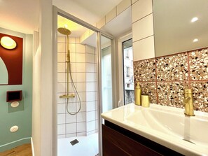 Dusche, Haartrockner, Handtücher, Seife