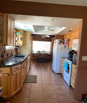 Private kitchen - The Hacienda: spacious, family-friendly + pool, yard, BBQ; close to parks & hwy (Mesa)