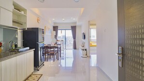 Apartemen Premier | Ruang kerja ramah laptop, Wi-Fi gratis, dan seprai linen