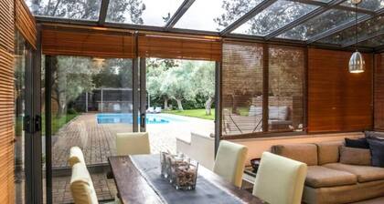 Minimal house with pool and large garden at Varkiza. 5 minutes from the beach!