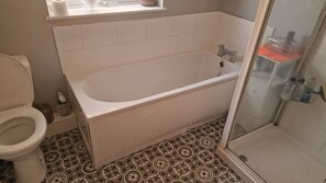 Hair dryer, towels, soap, shampoo - Just five minutes walk from the beach! (Herne Bay)