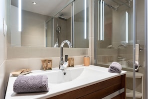 Shower, hair dryer, towels