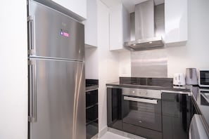 Superior Apartment | Private kitchen | Full-sized fridge, microwave, oven, stovetop - Exquisite 1BR Haven Partial Sea View (Dubai)