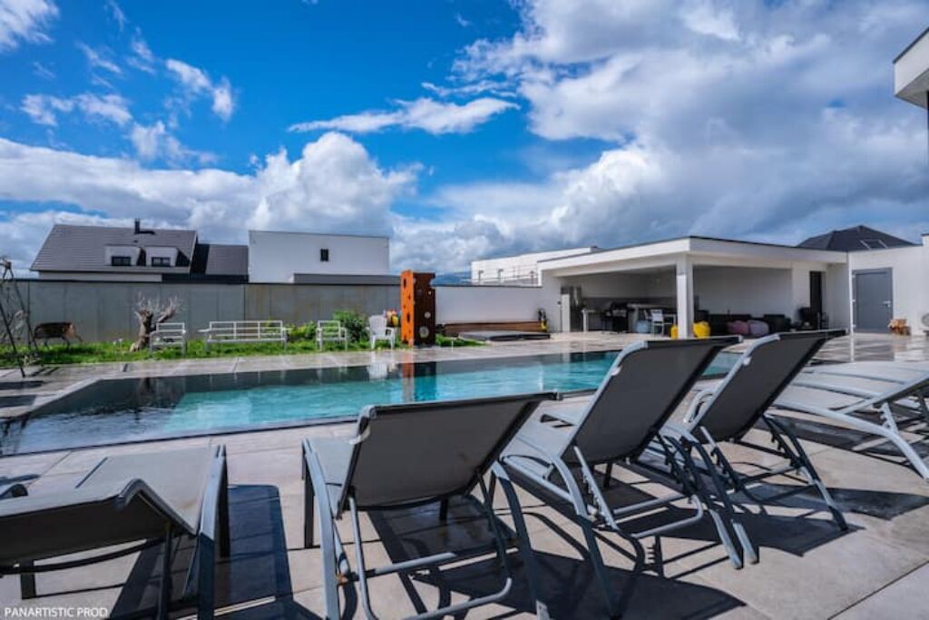 Een buitenzwembad en een verwarmd zwembad