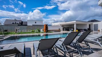 Een buitenzwembad en een verwarmd zwembad