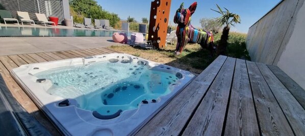 Outdoor spa tub